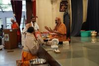 HH Swamiji felicitates Shri Satyendra Sorab of the Bengaluru Math Renovation team